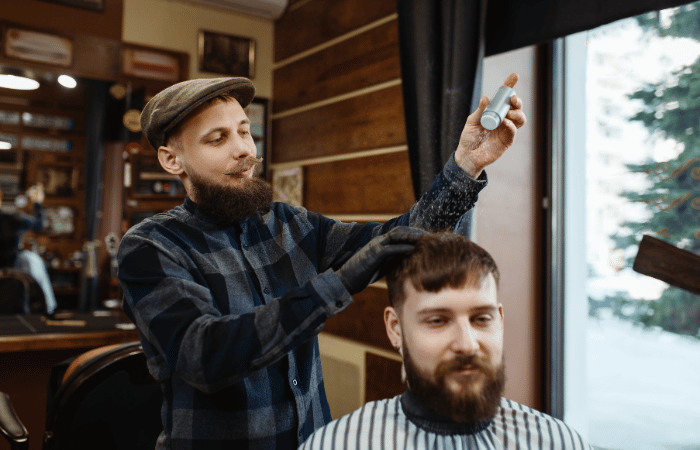 Como modelar seu cabelo com mousse para cabelo?